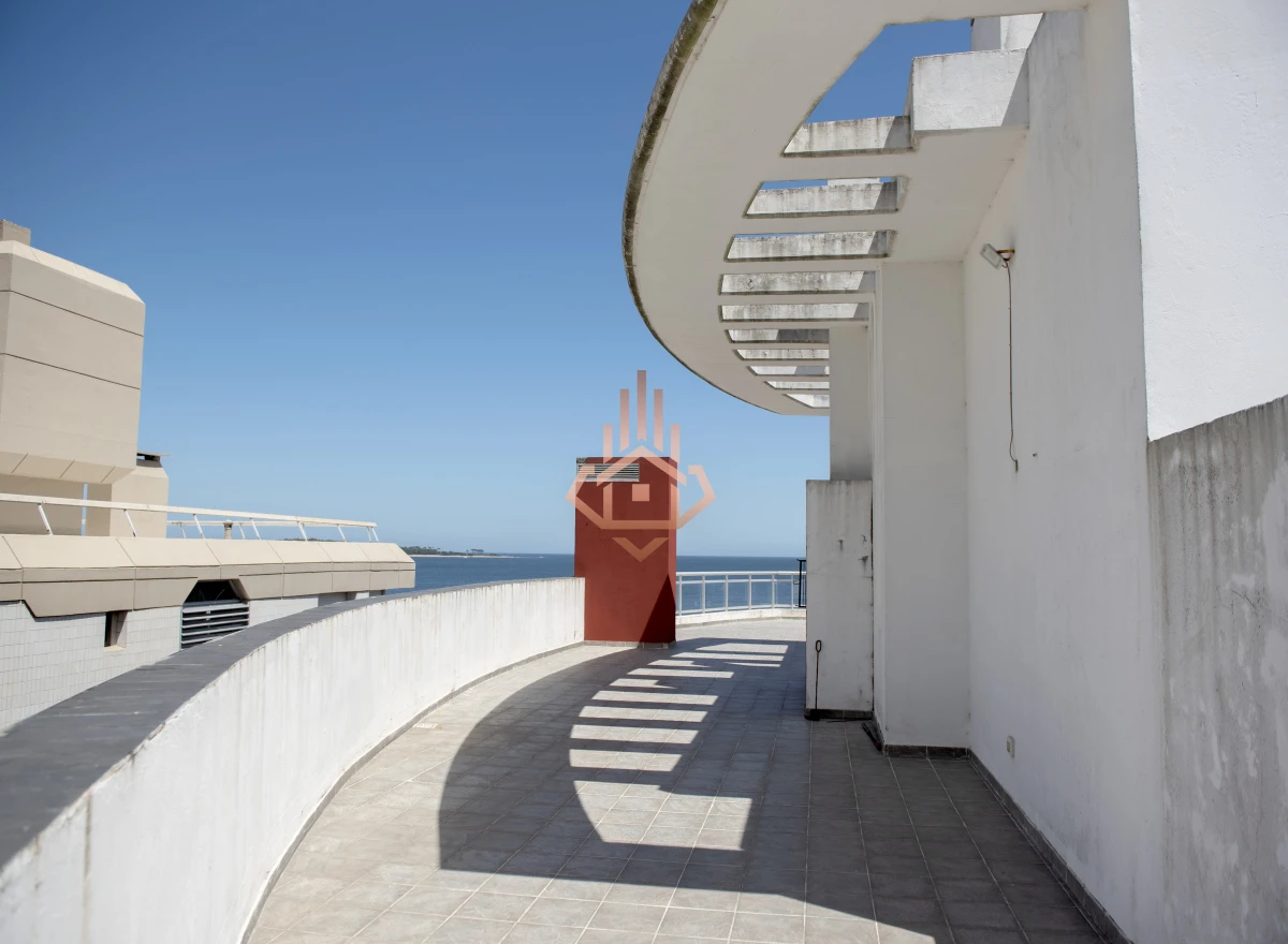 Vende hermoso Penthouse en Playa Mansa con azotea propia en Punta del Este