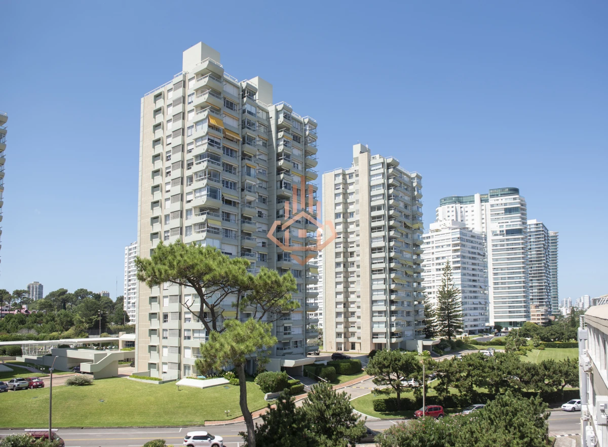 Vende hermoso Penthouse en Playa Mansa con azotea propia en Punta del Este