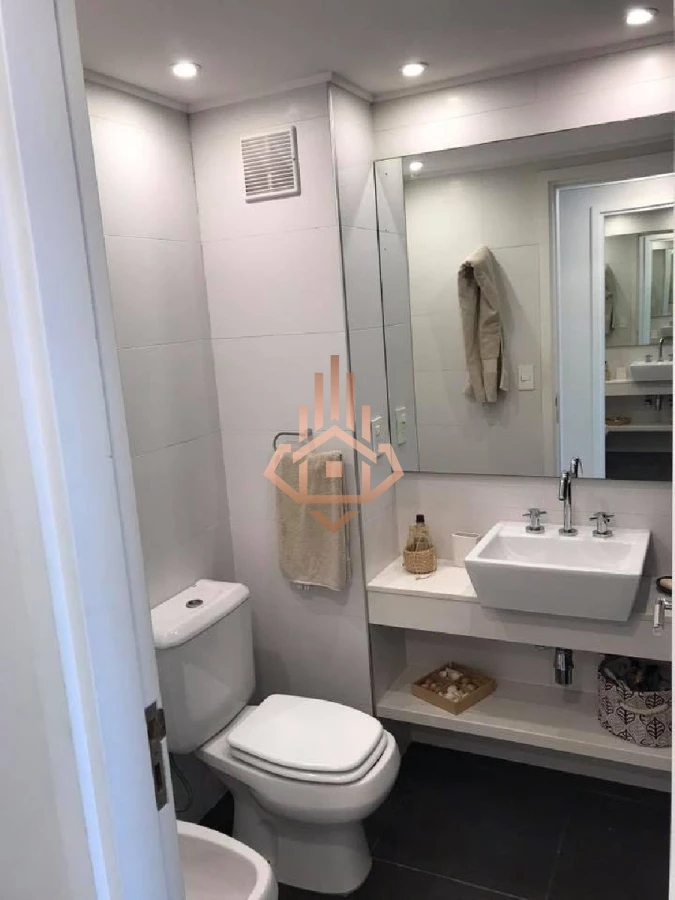 Vende apartamento de 2 dormitorios en Punta del Este con vista al mar