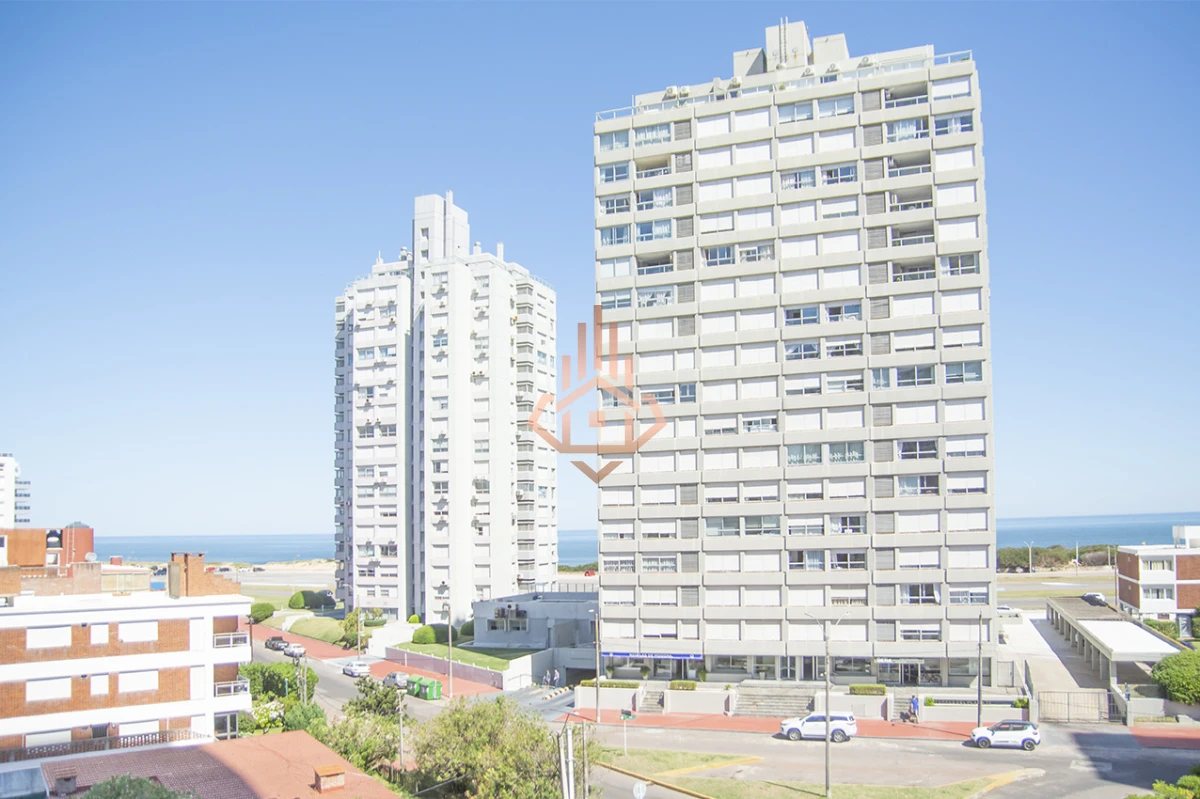 En excelente ubicacion a pasos de Playa Brava y Playa Mansa, Torre Onix