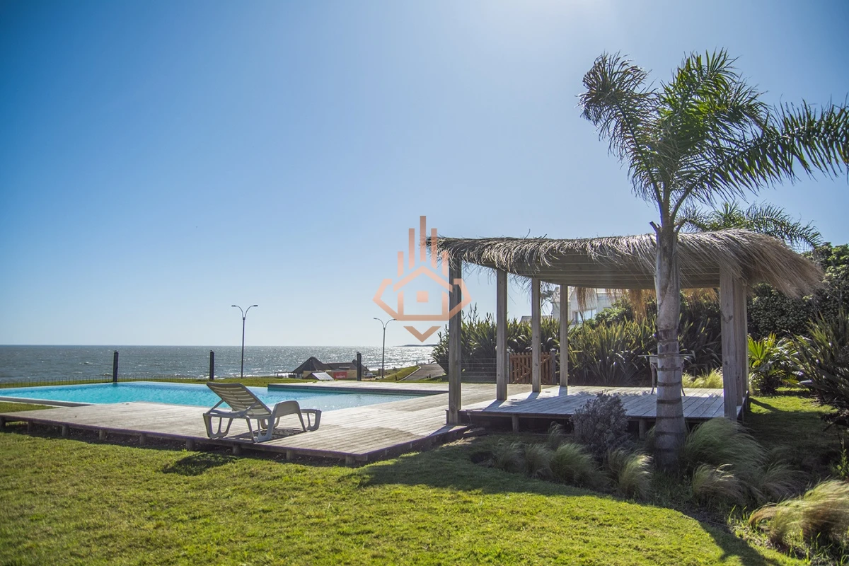 Magnífica Mansión Frente al Mar: Lujo y Vistas Inigualables.