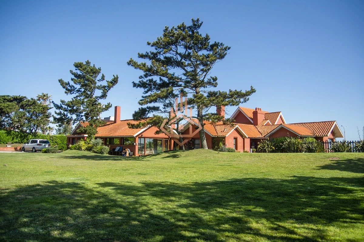 Magnífica Mansión Frente al Mar: Lujo y Vistas Inigualables.