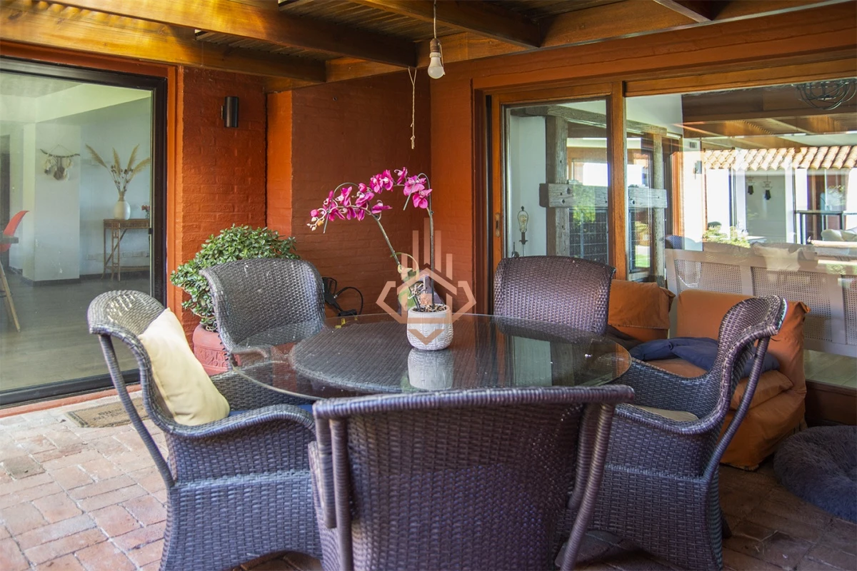 Magnífica Mansión Frente al Mar: Lujo y Vistas Inigualables.