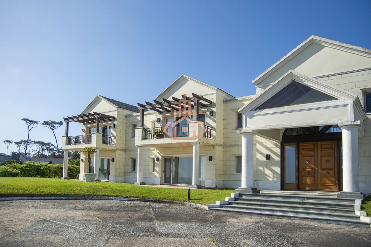 Espectacular Mansion frente al mar, Playa Mansa.