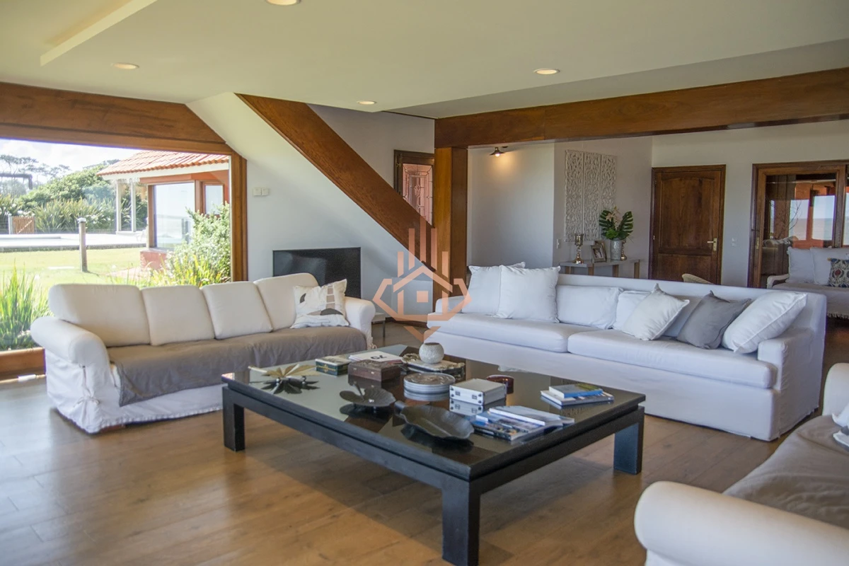 Magnífica Mansión Frente al Mar: Lujo y Vistas Inigualables.