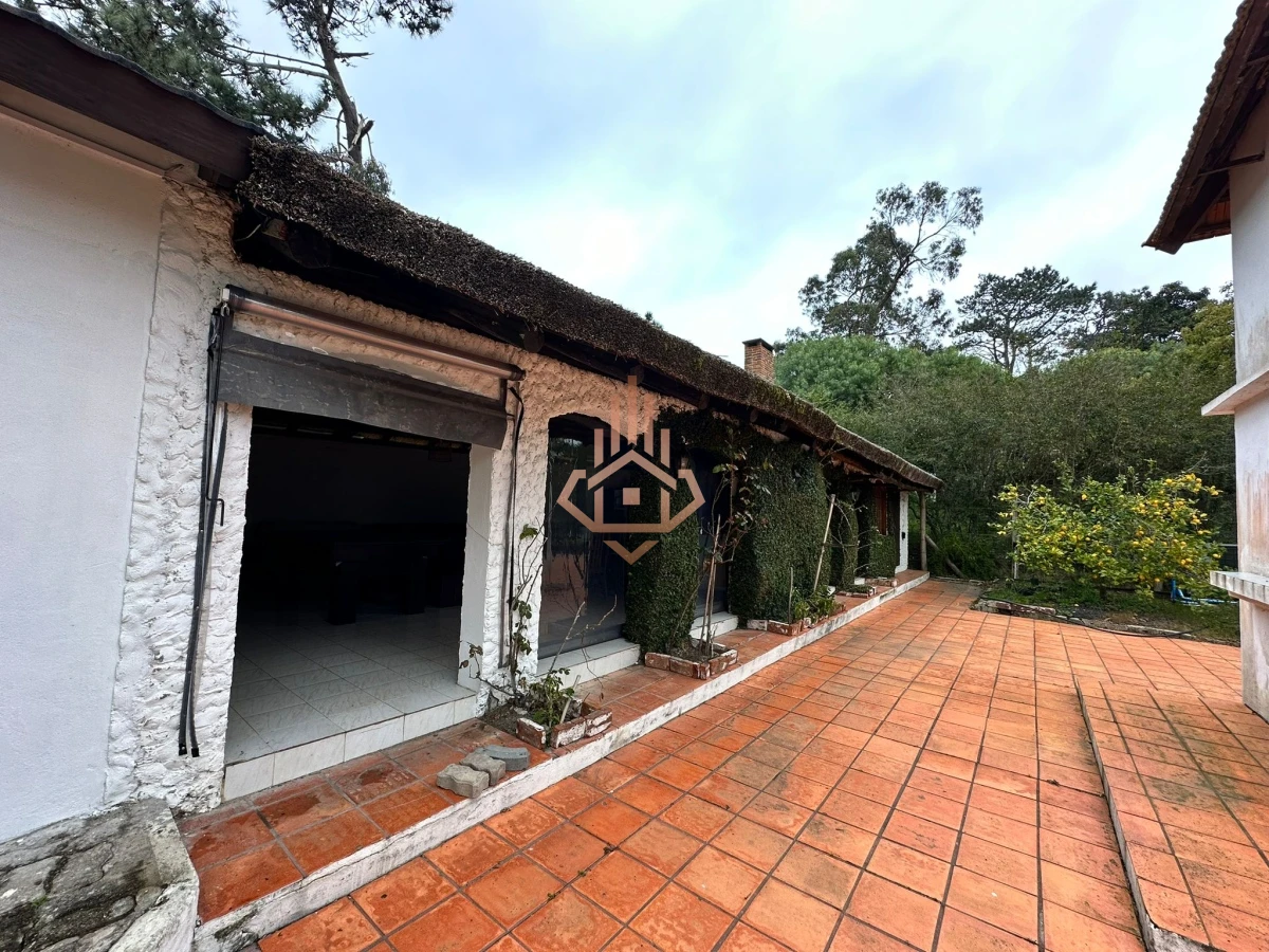 Vende casa de 4 dormitorios con piscina y gran parque en Golf, Punta del Este