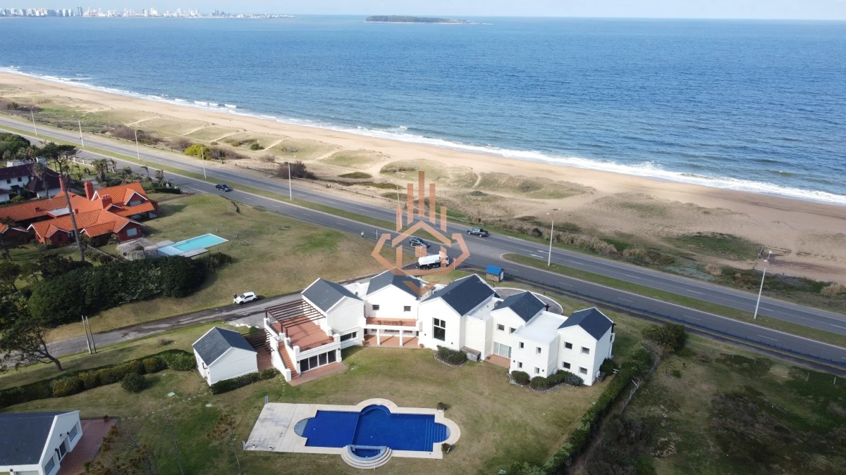 Espectacular Mansion frente al mar, Playa Mansa.