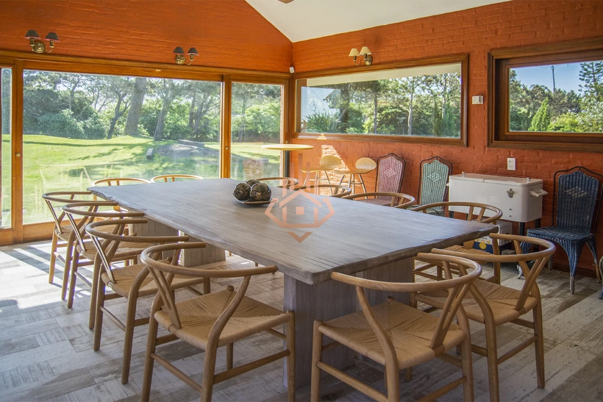 Magnífica Mansión Frente al Mar: Lujo y Vistas Inigualables.