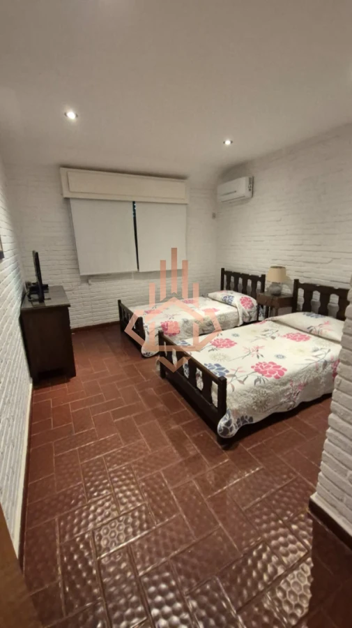 En venta casa de 5 dormitorios a metros del mar con parrillero y piscina en Punta del Este