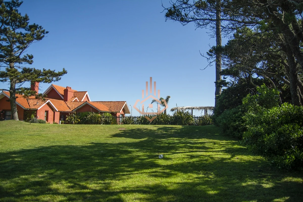 Magnífica Mansión Frente al Mar: Lujo y Vistas Inigualables.