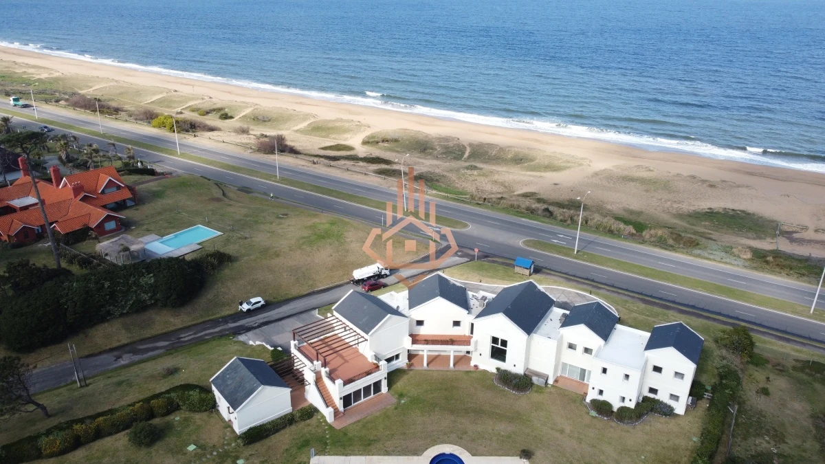 Espectacular Mansion frente al mar, Playa Mansa.