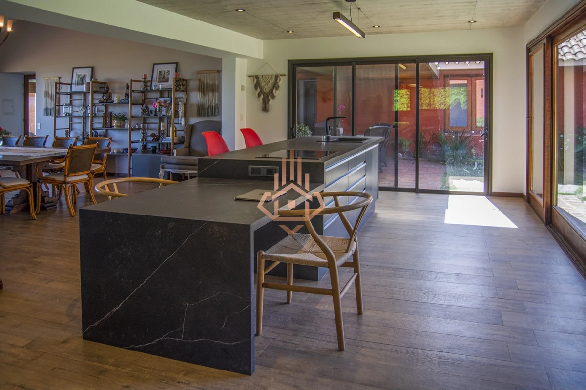 Magnífica Mansión Frente al Mar: Lujo y Vistas Inigualables.