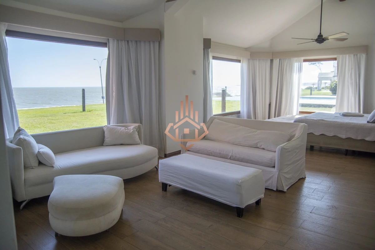 Magnífica Mansión Frente al Mar: Lujo y Vistas Inigualables.