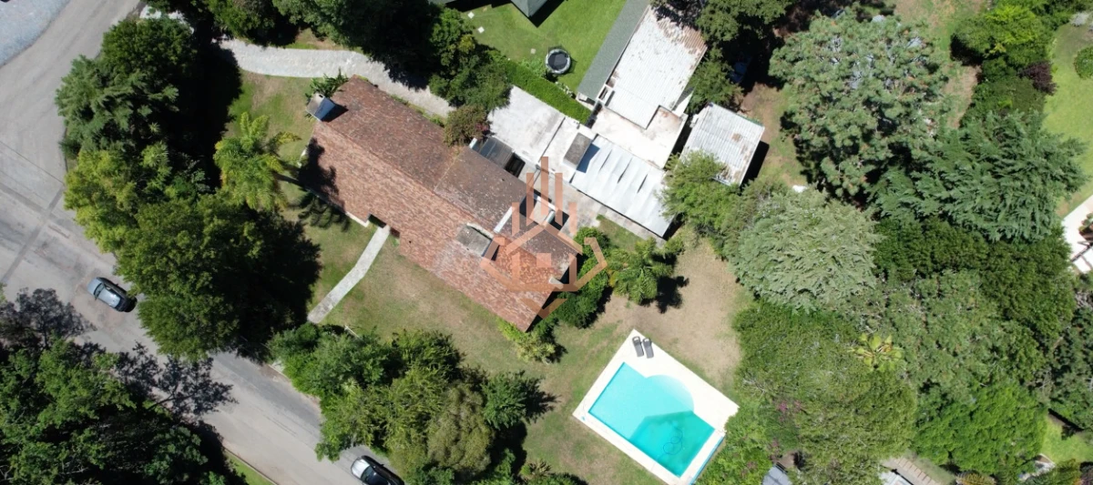 En venta casa en Barrio Golf, Punta del Este de 6 dormitorios.