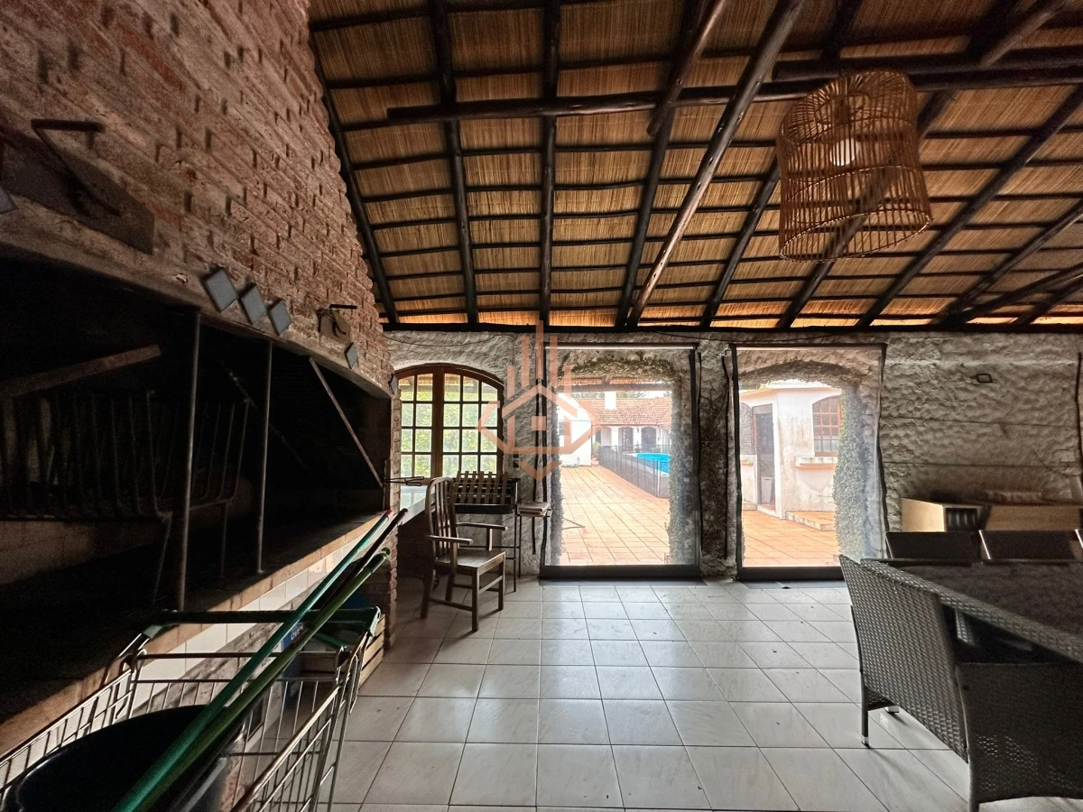 Vende casa de 4 dormitorios con piscina y gran parque en Golf, Punta del Este