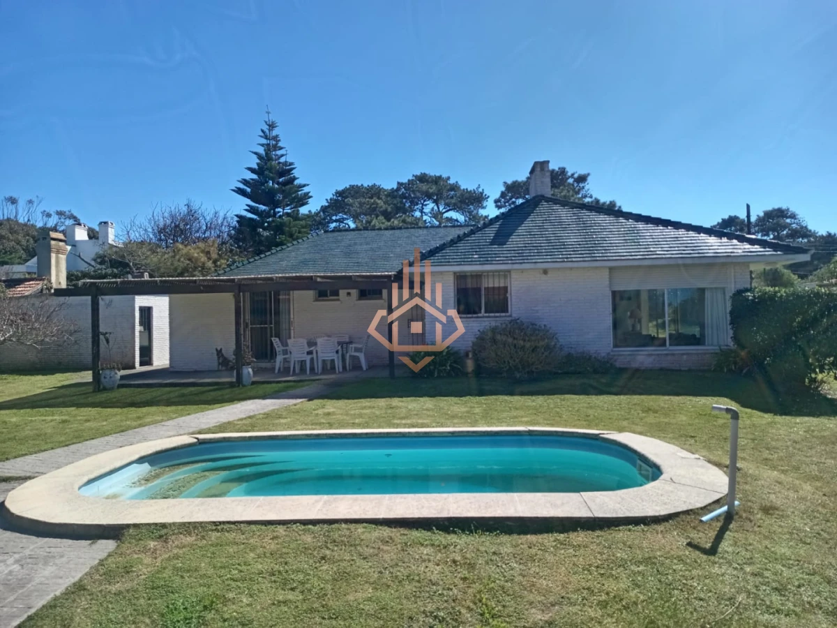 En venta casa de 5 dormitorios a metros del mar con parrillero y piscina en Punta del Este