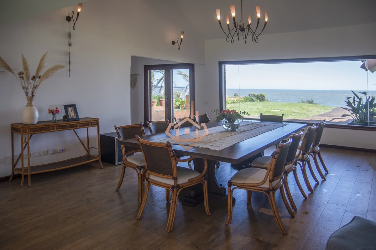 Magnífica Mansión Frente al Mar: Lujo y Vistas Inigualables.