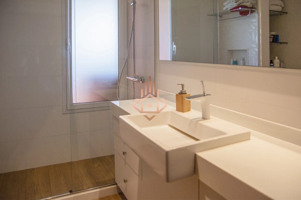 Magnífica Mansión Frente al Mar: Lujo y Vistas Inigualables.