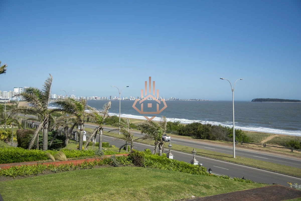 Magnífica Mansión Frente al Mar: Lujo y Vistas Inigualables.