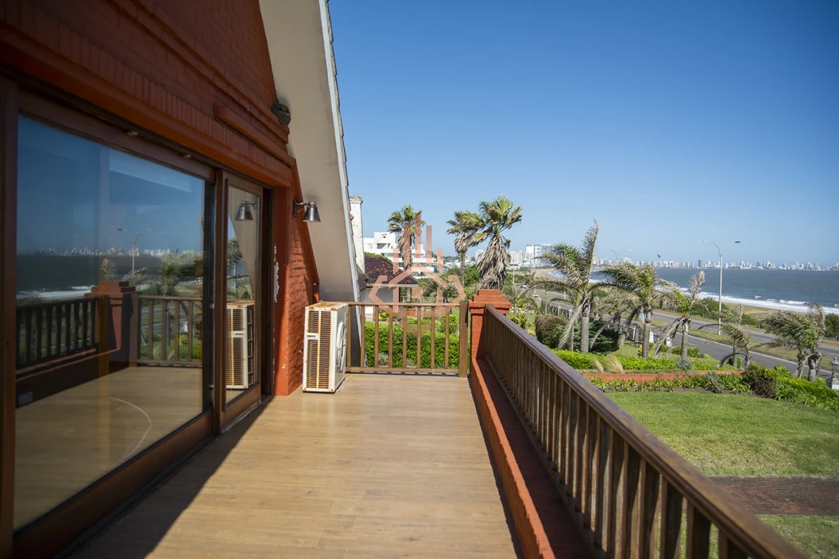 Magnífica Mansión Frente al Mar: Lujo y Vistas Inigualables.