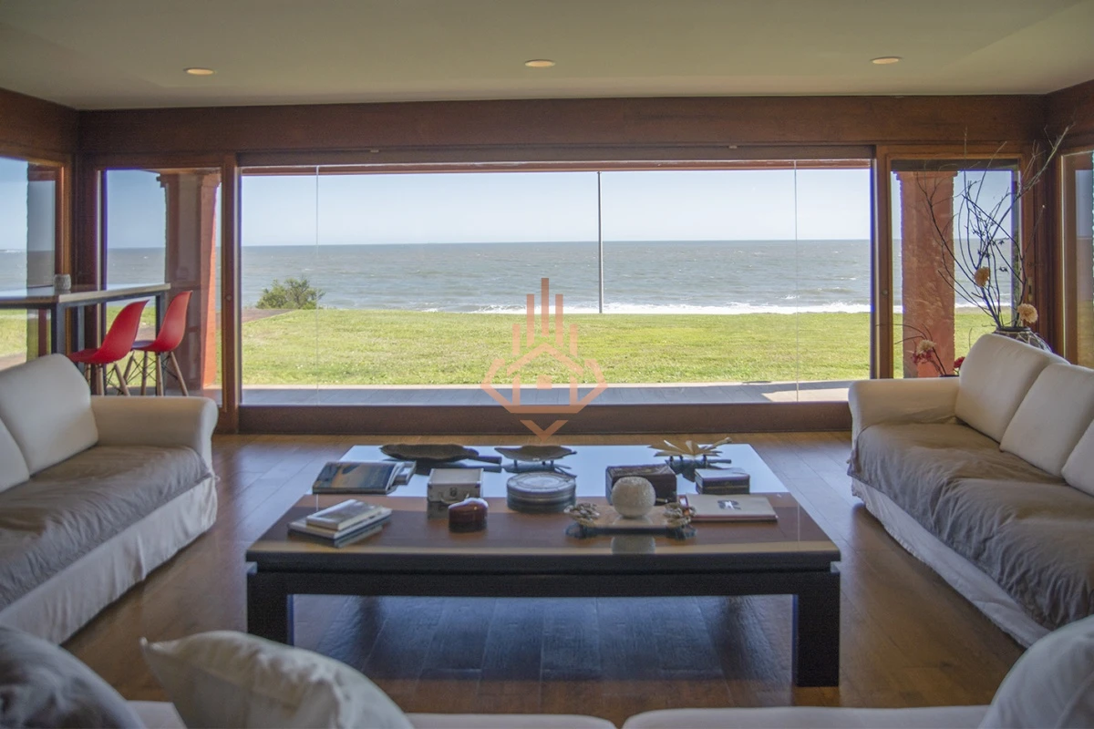 Magnífica Mansión Frente al Mar: Lujo y Vistas Inigualables.