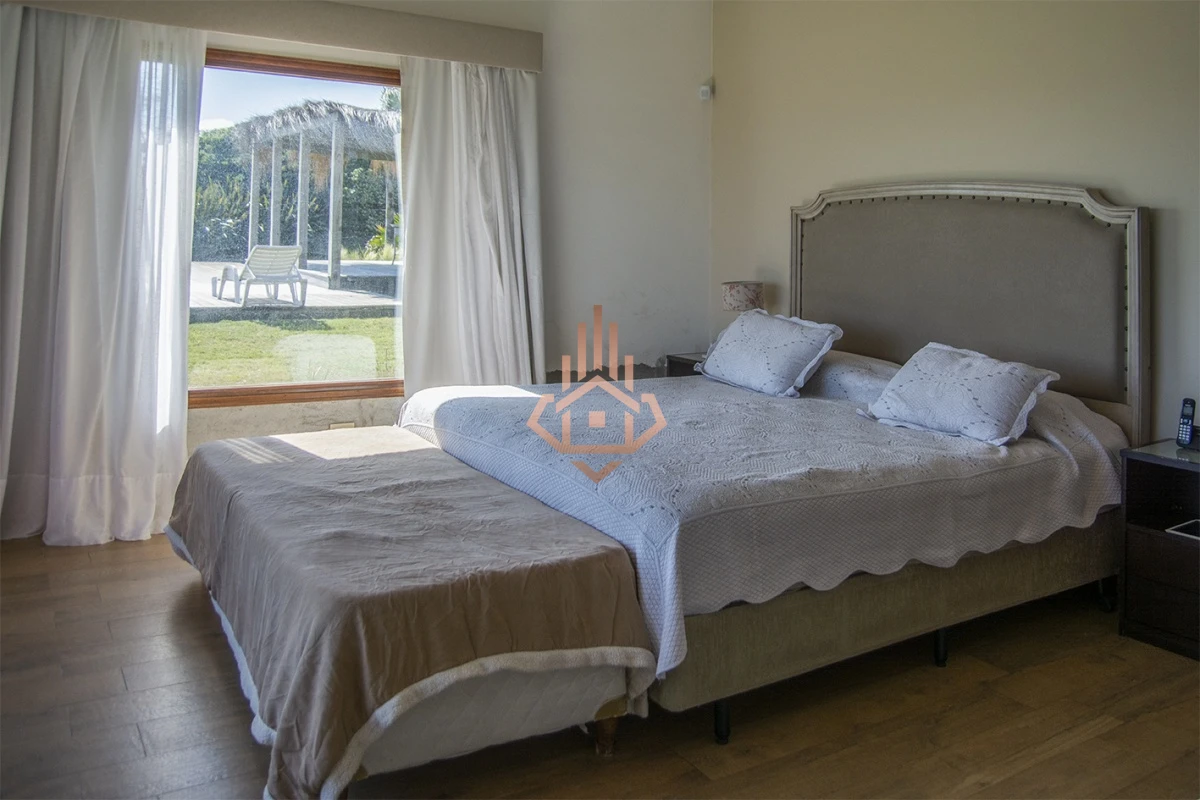 Magnífica Mansión Frente al Mar: Lujo y Vistas Inigualables.