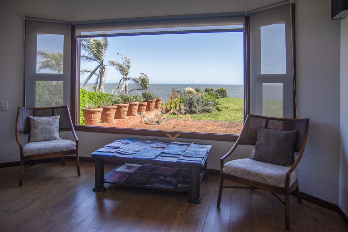 Magnífica Mansión Frente al Mar: Lujo y Vistas Inigualables.