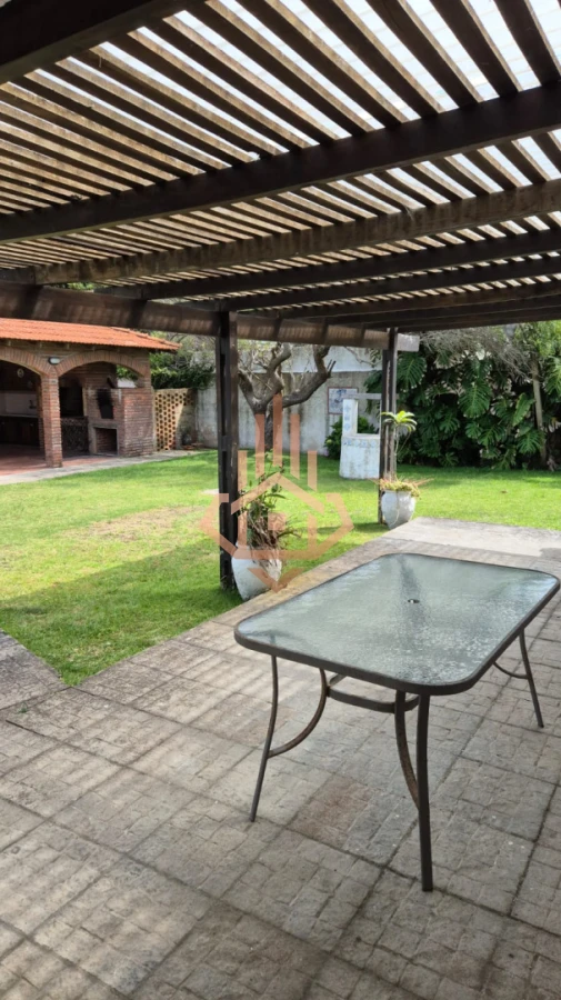 En venta casa de 5 dormitorios a metros del mar con parrillero y piscina en Punta del Este