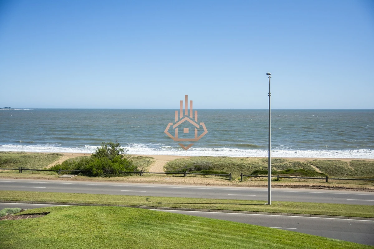 Magnífica Mansión Frente al Mar: Lujo y Vistas Inigualables.