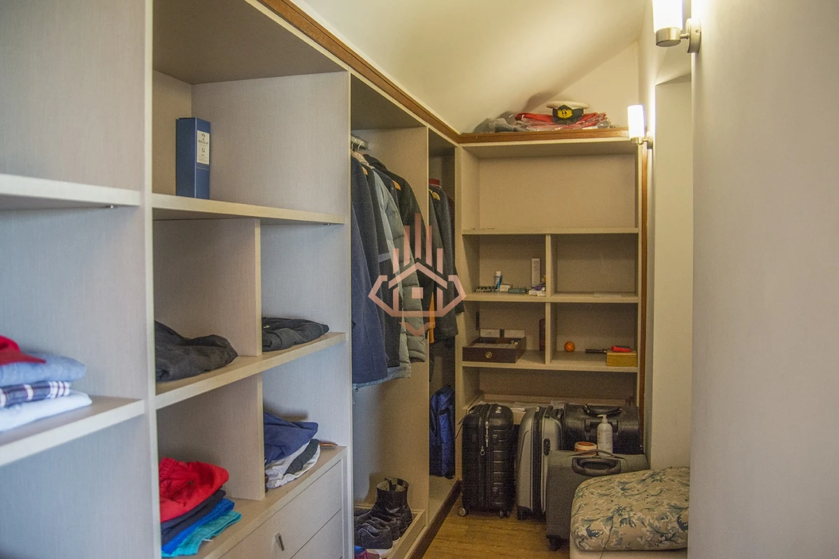 Magnífica Mansión Frente al Mar: Lujo y Vistas Inigualables.