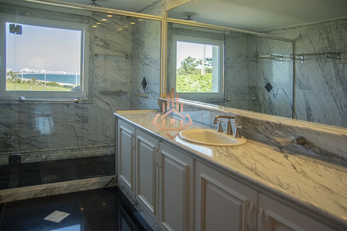 Espectacular Mansion frente al mar, Playa Mansa.