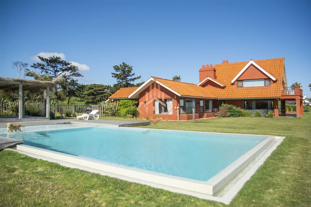 Magnífica Mansión Frente al Mar: Lujo y Vistas Inigualables.