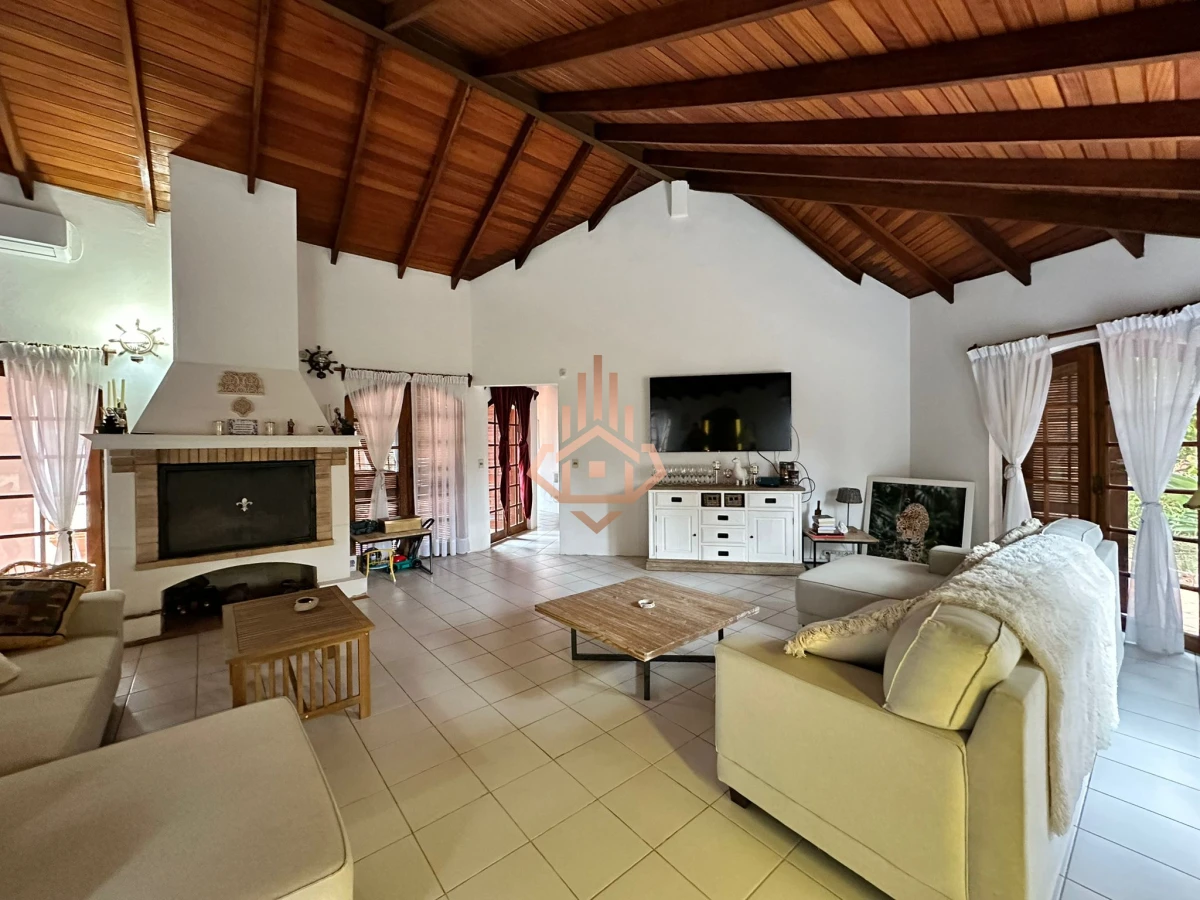 Vende casa de 4 dormitorios con piscina y gran parque en Golf, Punta del Este