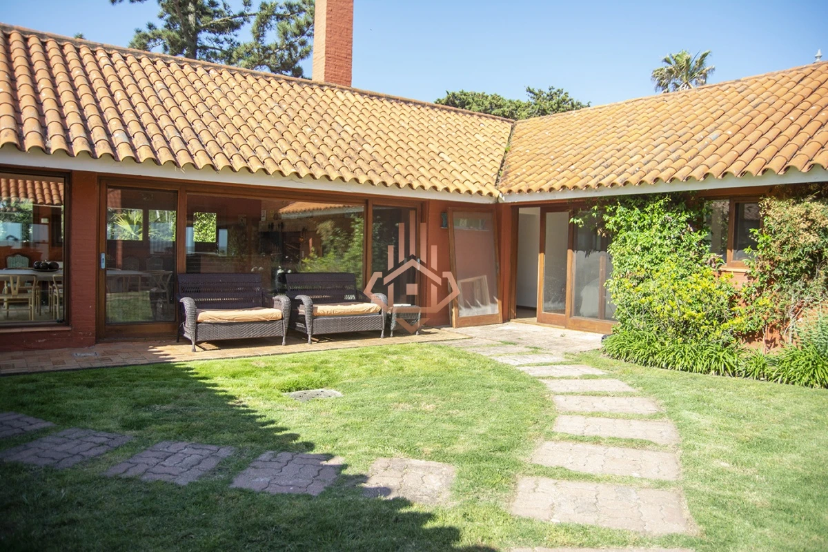 Magnífica Mansión Frente al Mar: Lujo y Vistas Inigualables.