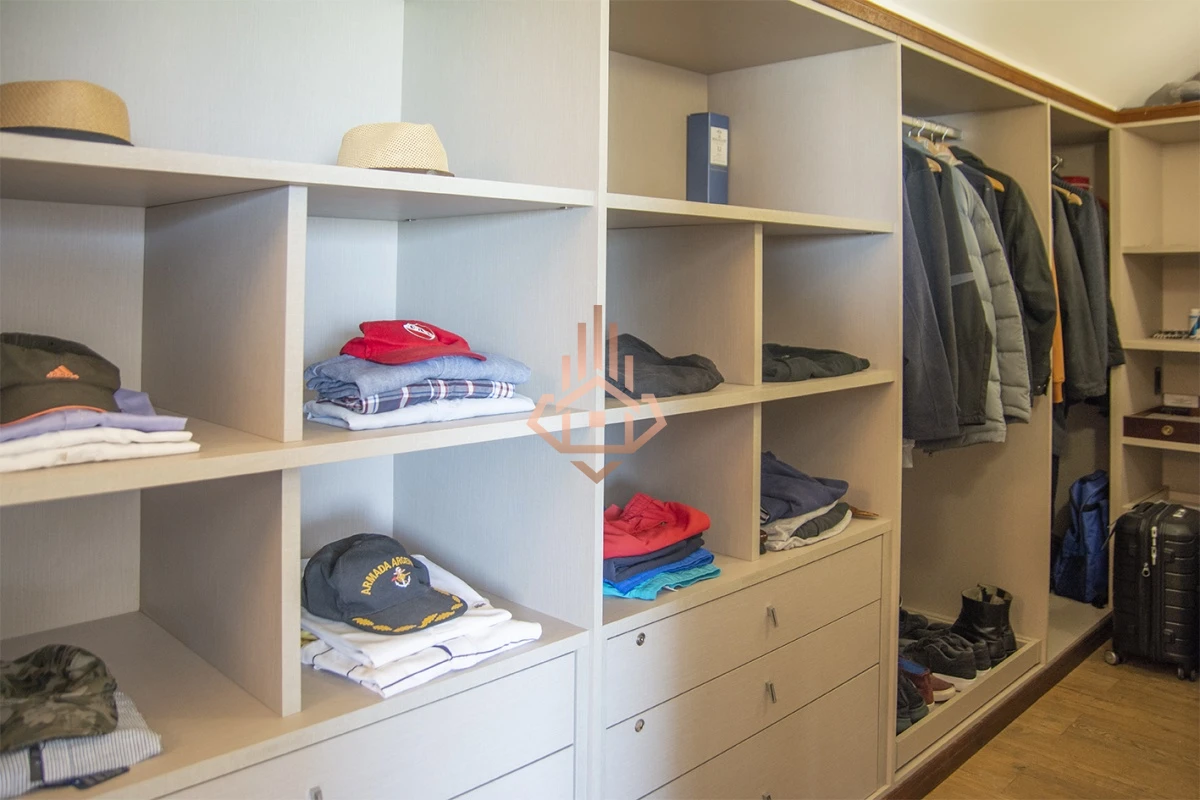 Magnífica Mansión Frente al Mar: Lujo y Vistas Inigualables.