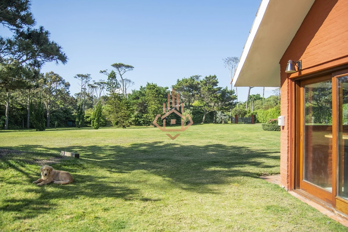 Magnífica Mansión Frente al Mar: Lujo y Vistas Inigualables.