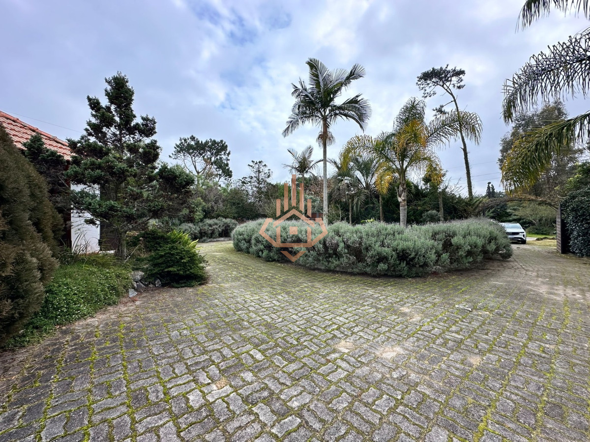 Vende casa de 4 dormitorios con piscina y gran parque en Golf, Punta del Este