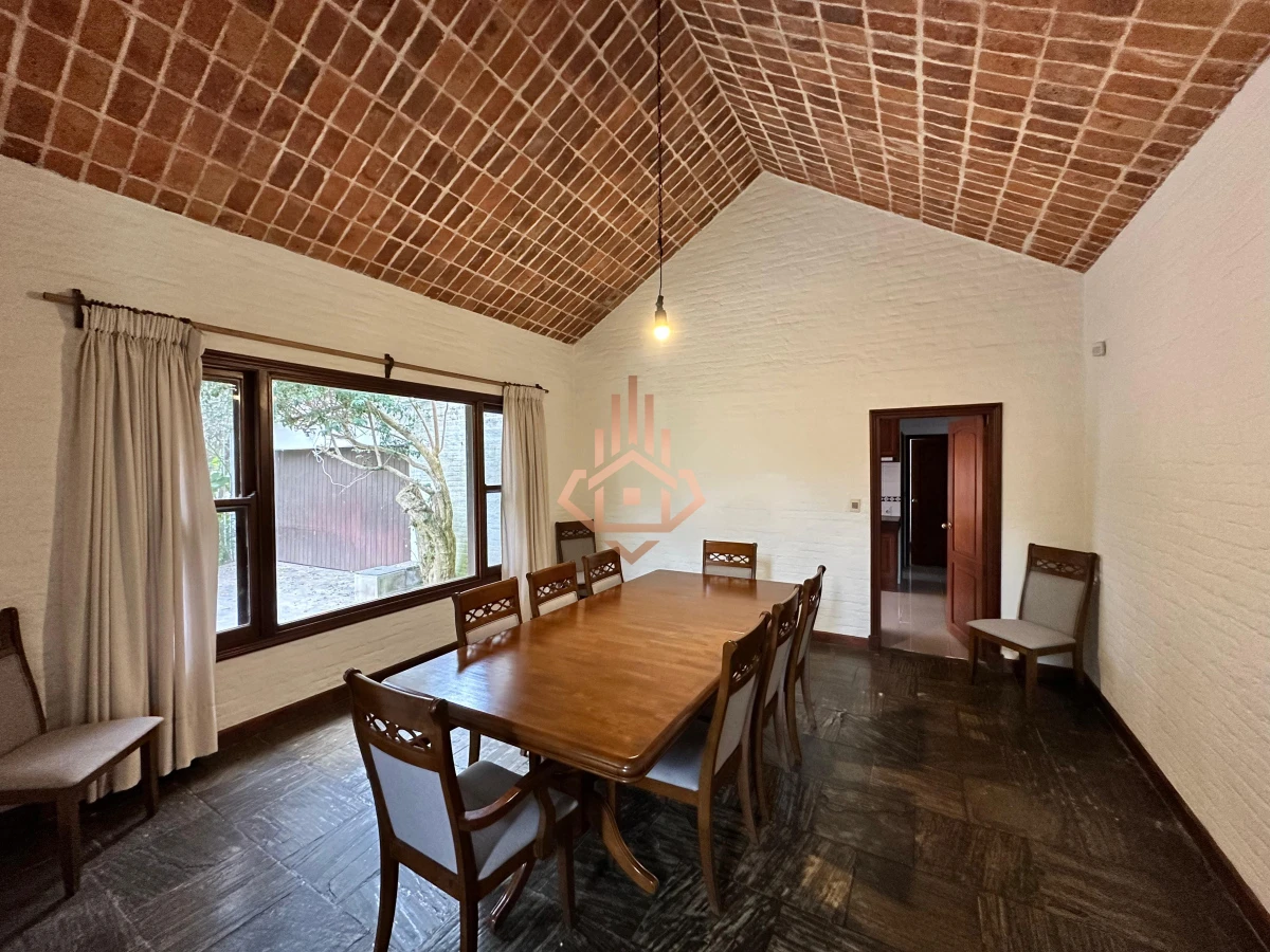 En venta casa en Barrio Golf, Punta del Este de 6 dormitorios.