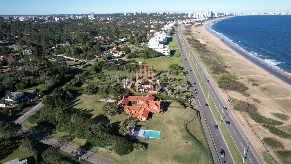 Magnífica Mansión Frente al Mar: Lujo y Vistas Inigualables.