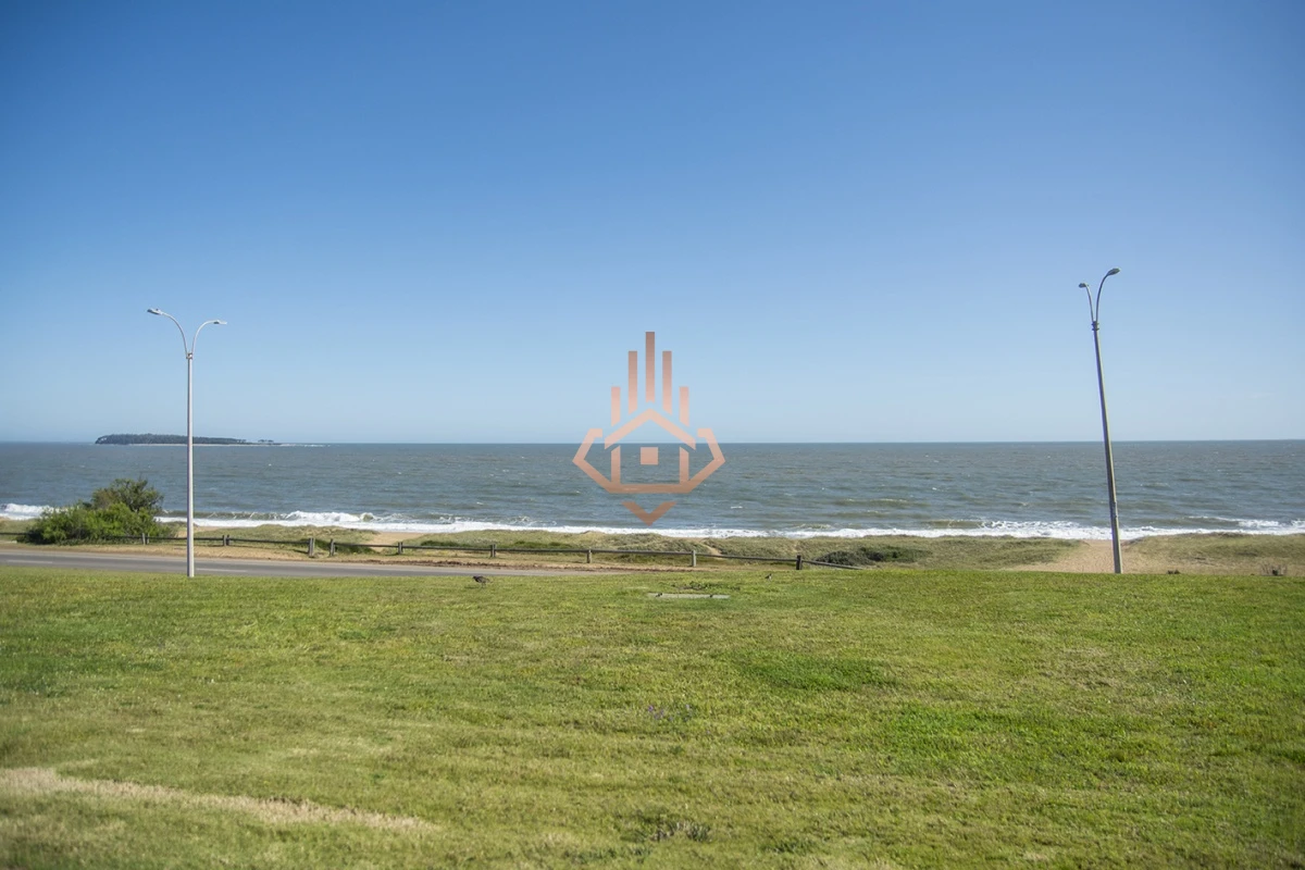 Magnífica Mansión Frente al Mar: Lujo y Vistas Inigualables.