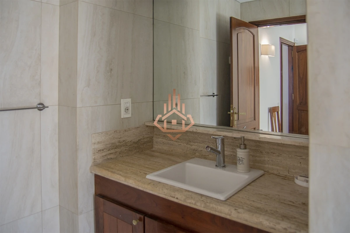 Magnífica Mansión Frente al Mar: Lujo y Vistas Inigualables.