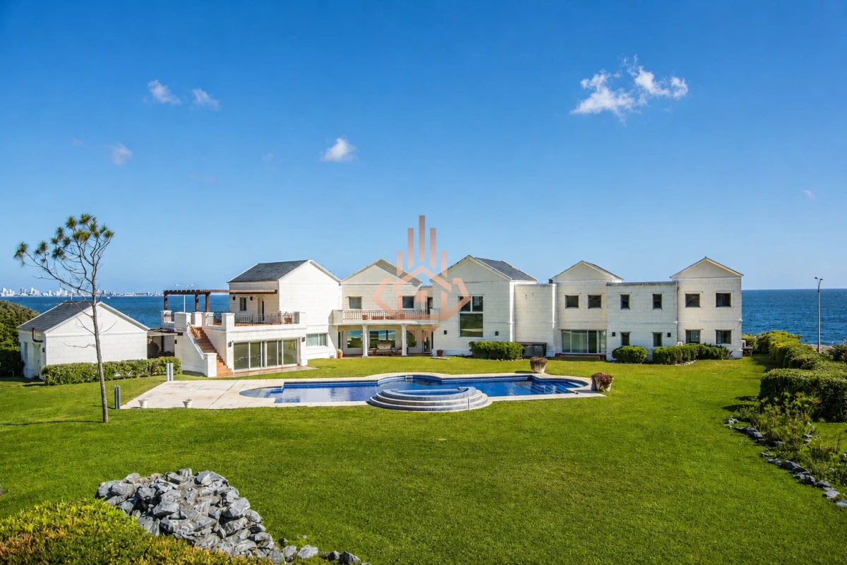 Espectacular Mansion frente al mar, Playa Mansa. - Foto 4