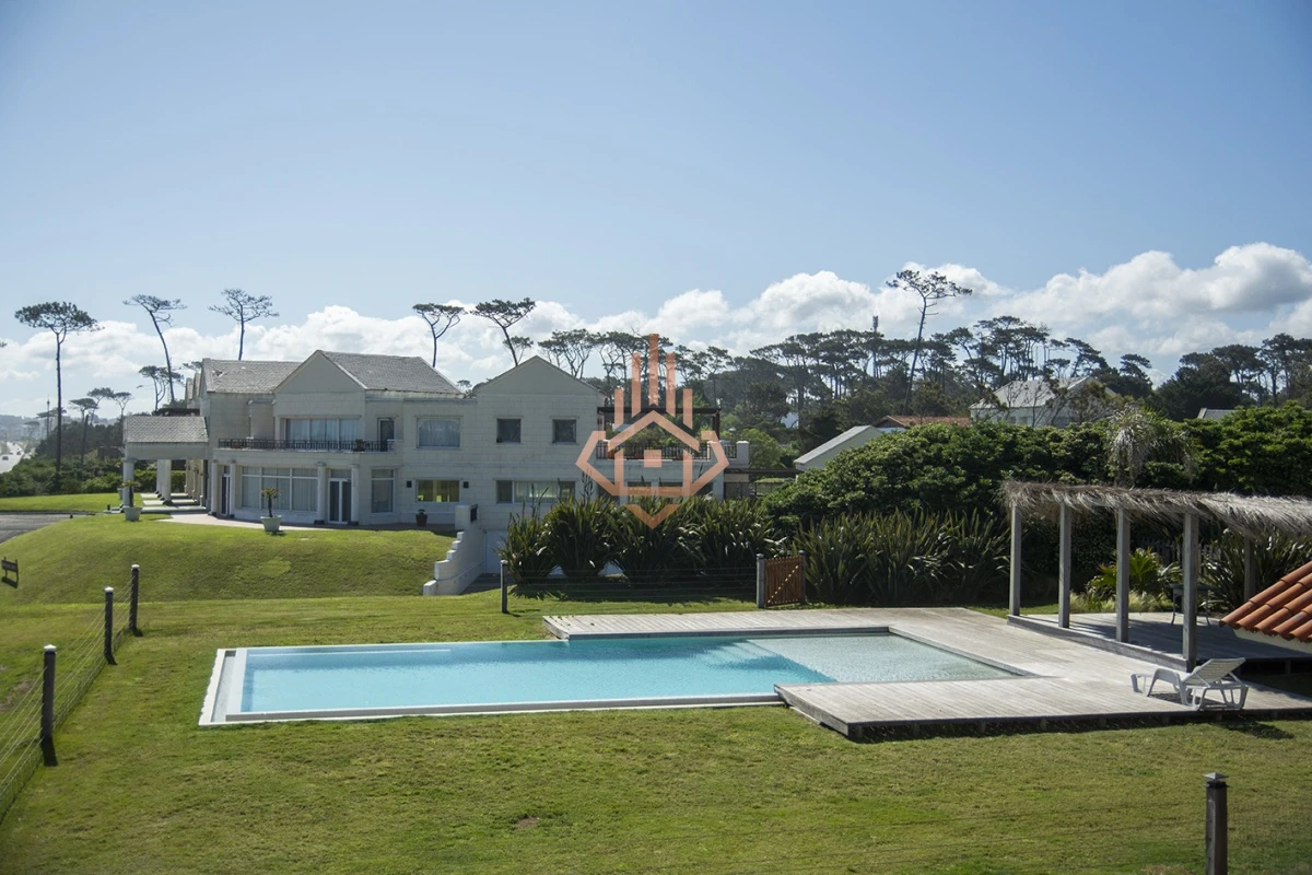 Magnífica Mansión Frente al Mar: Lujo y Vistas Inigualables.