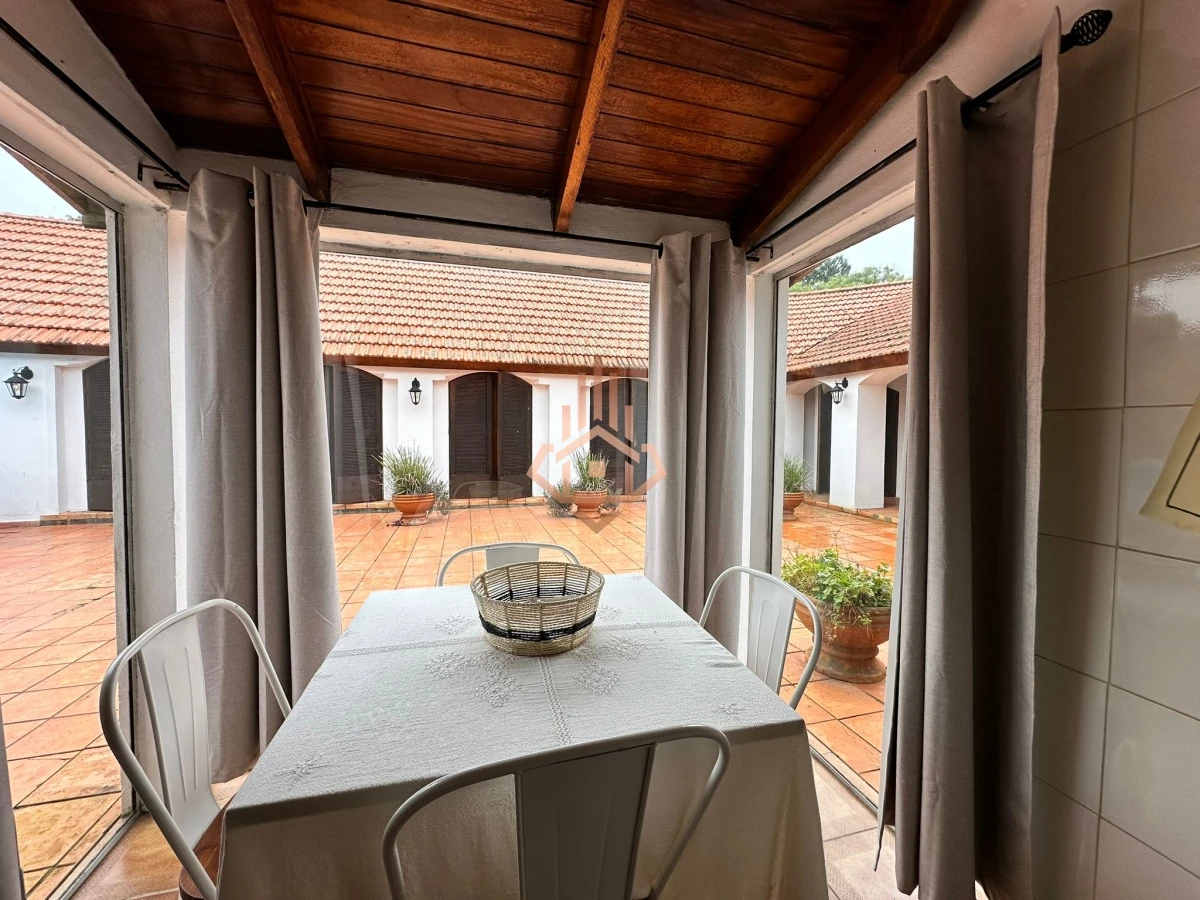 Vende casa de 4 dormitorios con piscina y gran parque en Golf, Punta del Este