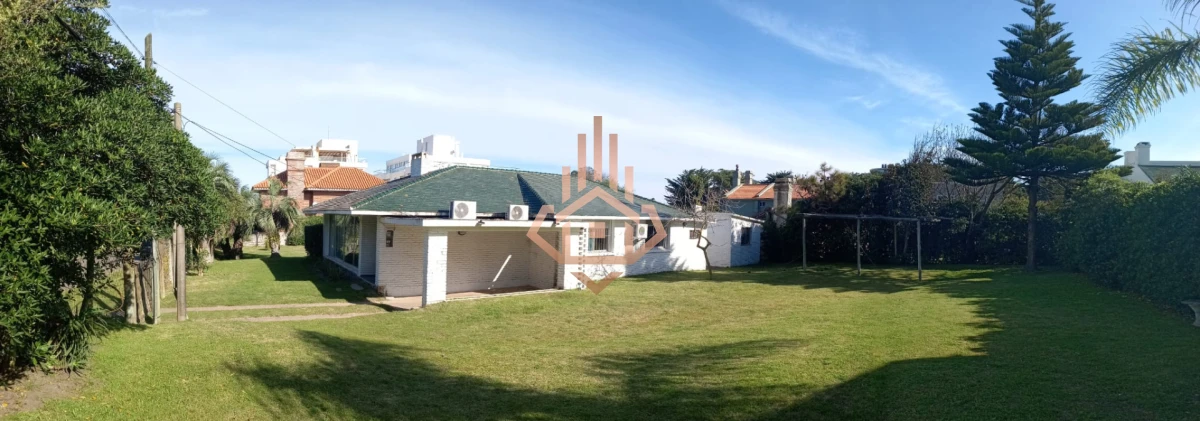 En venta casa de 5 dormitorios a metros del mar con parrillero y piscina en Punta del Este