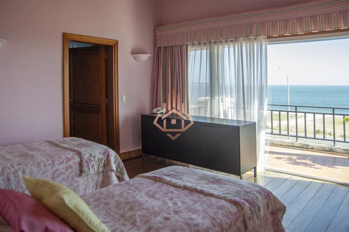 Espectacular Mansion frente al mar, Playa Mansa.