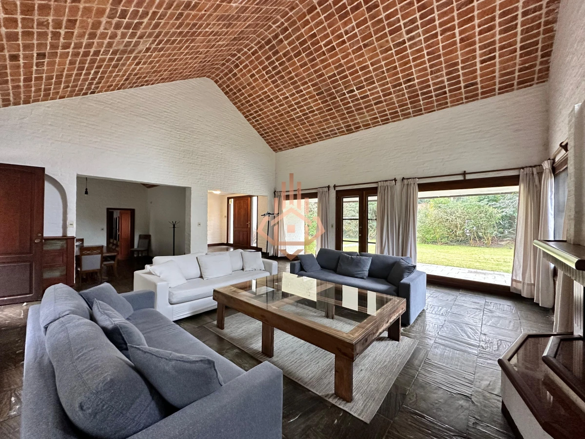 En venta casa en Barrio Golf, Punta del Este de 6 dormitorios.