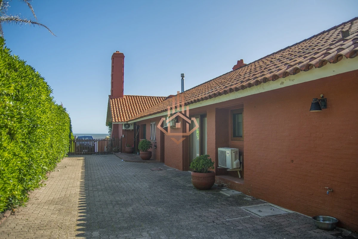 Magnífica Mansión Frente al Mar: Lujo y Vistas Inigualables.