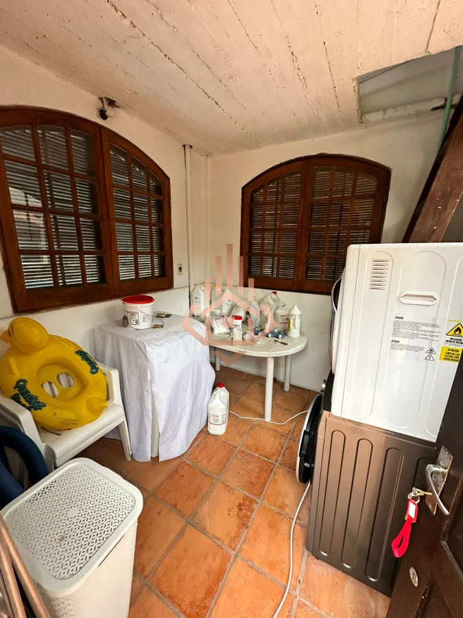 Vende casa de 4 dormitorios con piscina y gran parque en Golf, Punta del Este