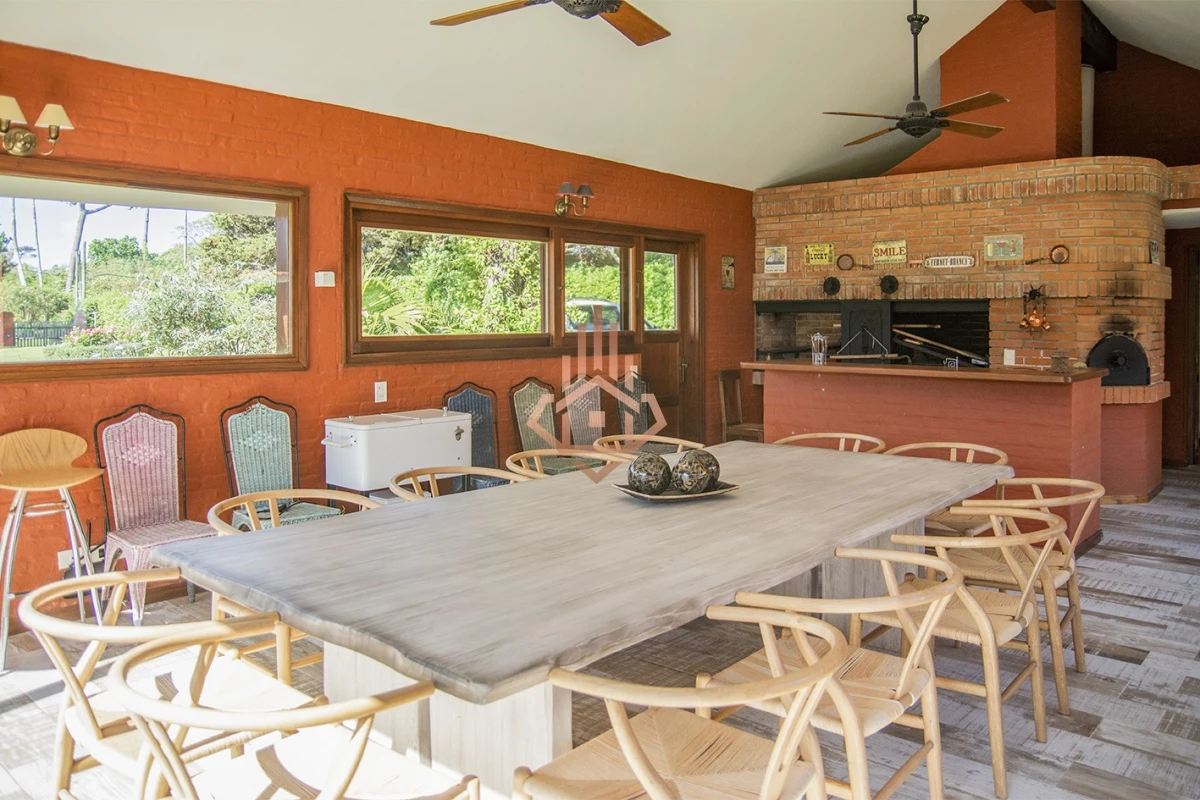 Magnífica Mansión Frente al Mar: Lujo y Vistas Inigualables.